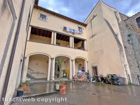 Viterbo - La pattumiera di palazzo di Vico