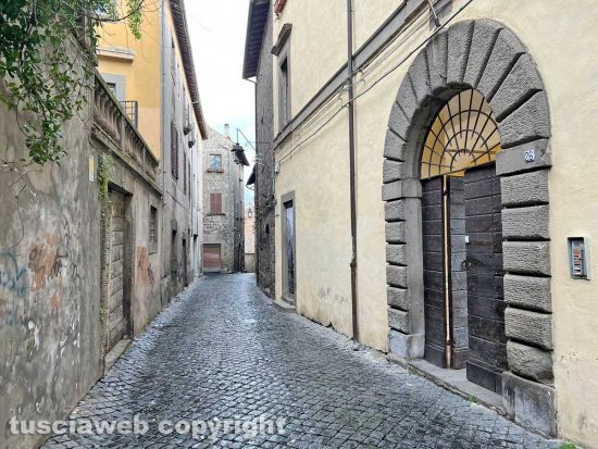 Viterbo - Via dei Pellegrini con palazzo di Vico