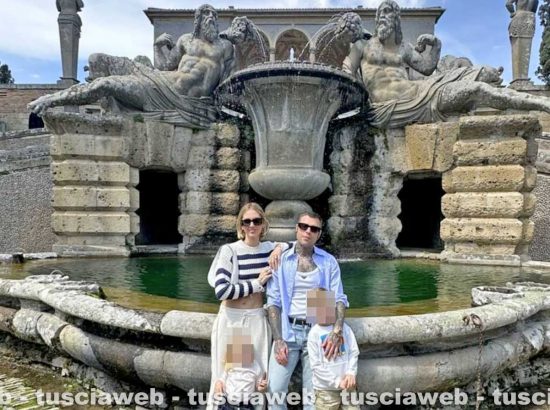 Caprarola - Fedez e Chiara Ferragni in visita a palazzo Farnese