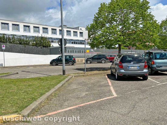 Viterbo - Il parcheggio rosa di via Falcone e Borsellino