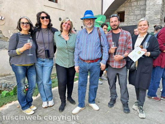 Viterbo in festa - Gli organizzatori Vera Anelli, Sara Pratali, Irene Dini, Francesco Cerra e Rosanna Stoppani assieme al direttore di Tusciaweb Carlo Galeotti media partner dell'evento