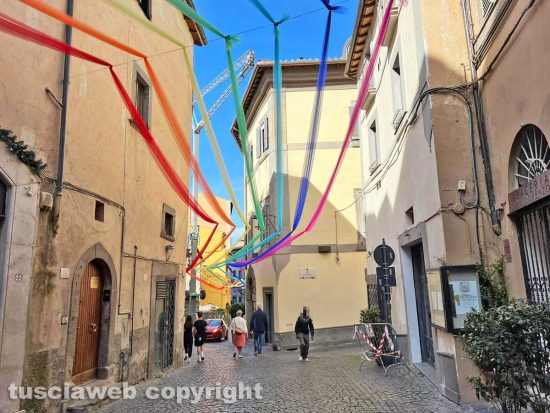 Viterbo in festa - L'arcobaleno lungo via San Lorenzo