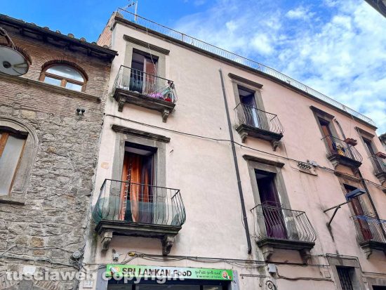 Viterbo - Donna precipita dal secondo piano