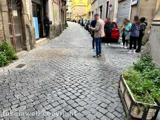 Viterbo - Donna precipita dal secondo piano