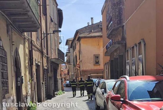 Viterbo - Donna precipita dal secondo piano