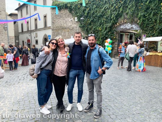 Alcuni organizzatori di Viterbo in festa, Irene Temperini della Proloco, Francesco Cerra dell'associazione Tetraedro, Costanza Carasa e Tiziano Livolti del B&B e ristorante Il Contrasto
