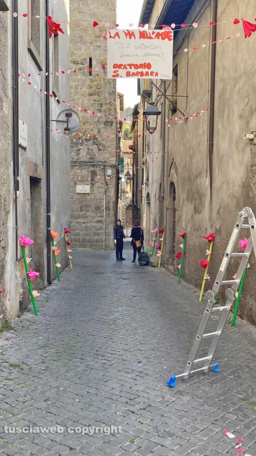 Viterbo in festa - In via Baciadonne fiori e cuori di carta