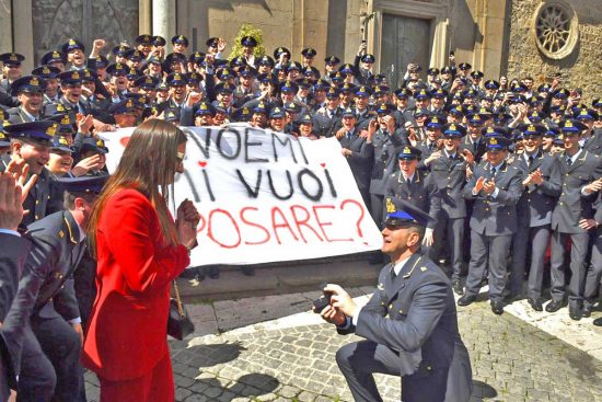 Viterbo - Giura come allievo maresciallo e si mette in ginocchio davanti alla fidanzata: “Noemi, vuoi sposarmi?”