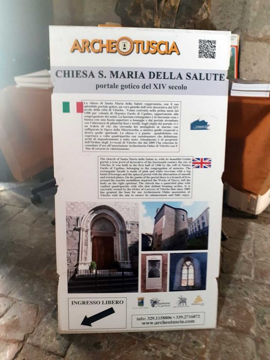 Viterbo - Il cartello danneggiato a Santa Maria della Salute