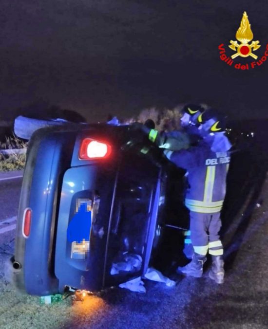 Santa Marinella - Auto si ribalta e va fuori strada