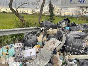Civita castellana - Discarica abusiva sulla Nepesina 