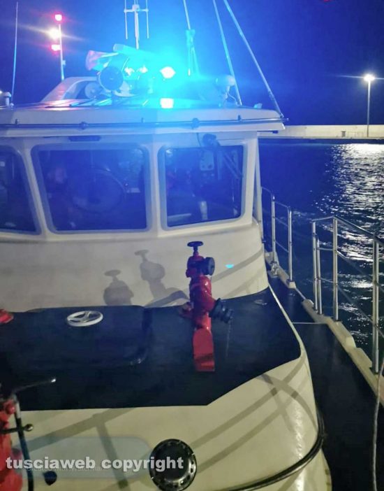 Civitavecchia - La motobarca VFR12 intervenuta nei soccorsi
