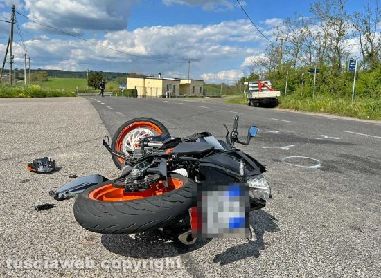 Viterbo - Scontro tra furgone e moto