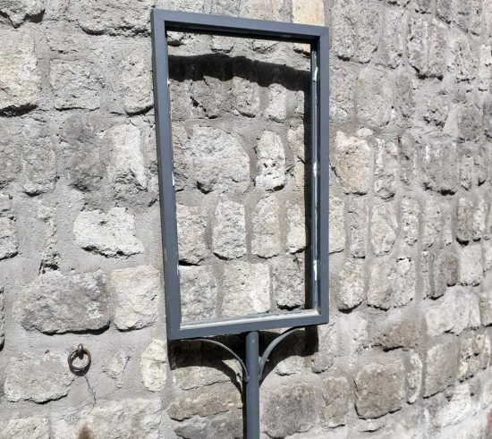 Viterbo - Il sostegno del cartello danneggiato