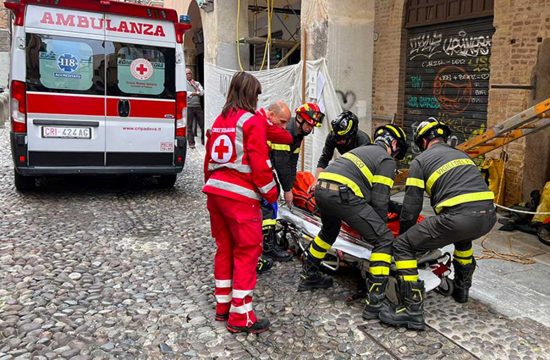 Padova - L'operaio soccorso dai vigili del fuoco