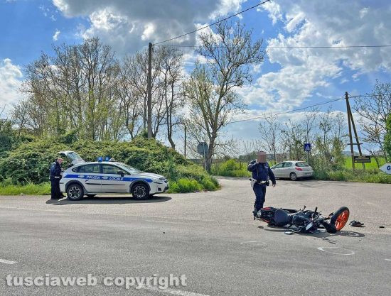 Viterbo - Scontro tra furgone e moto