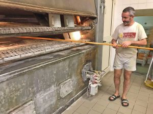 Qua si infornano le pizze di Pasqua e le pagnotte alte