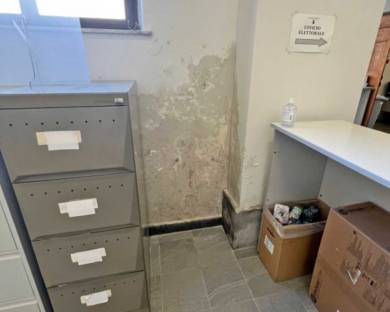 Viterbo - Umidità all'ufficio anagrafe