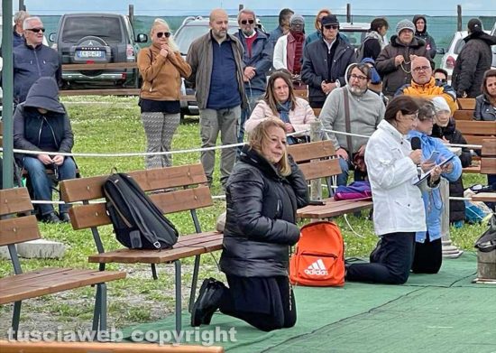 Madonna di Trevignano - La sedicente veggente Gisella Cardia in ginocchio