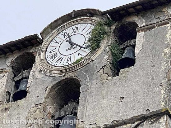 Viterbo - Il campanile della chiesa di San Sisto con l'orologio coperto dall'erba 