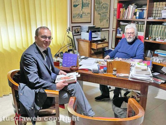 Il sindaco di Bolsena Paolo Dottarelli nella redazione di Tusciaweb col direttore Carlo Galeotti