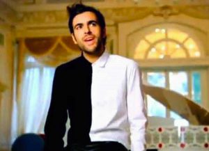 Marco Mengoni nella videoclip del singolo "Credimi ancora"
