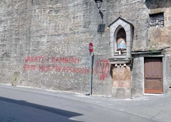 Bassano Romano - La scritta no vax