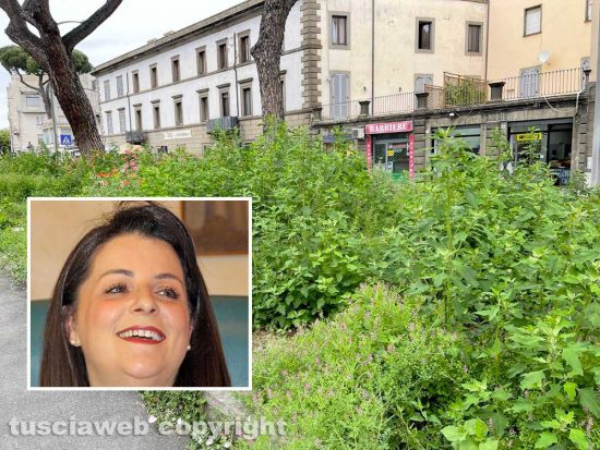 Piazzale Gramsci ridotto a una giungla - Nel riquadro la sindaca Chiara Frontini