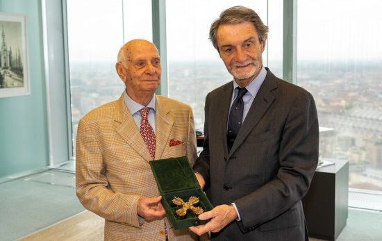Fontana consegna il riconoscimento a Bruno