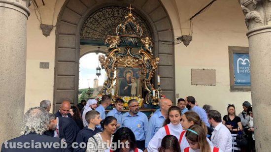 Viterbo - La pioggia blocca la macchina di Maria Santissima Liberatrice 