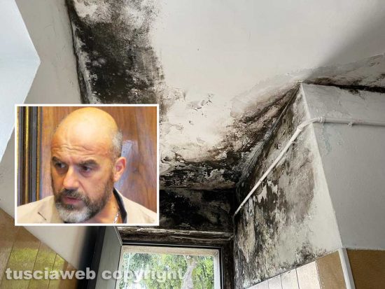 Pratogiardino Lucio Battisti - La lordura sul soffitto del bagno degli uomini - Nel riquadro l'assessore Stefano Floris