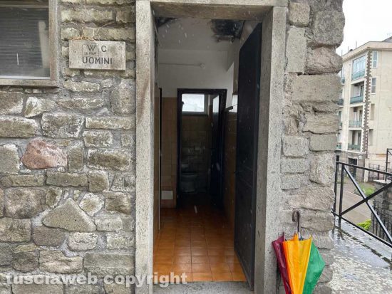 Pratogiardino Lucio Battisti - La lordura sul soffitto del bagno degli uomini