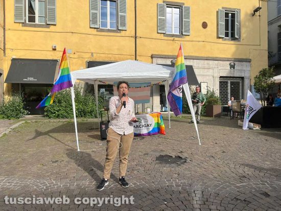 Viterbo - La manifestazione di Arcigay a piazza delle Erbe 