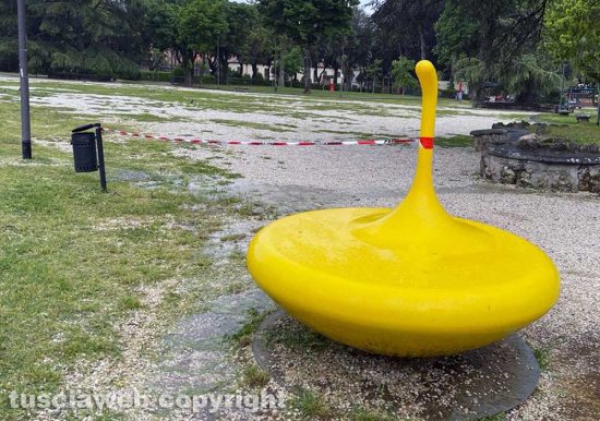 Pratogiardino Lucio Battisti - Lo spreco d'acqua - Ora cc'è una fettuccia bianca e rossa