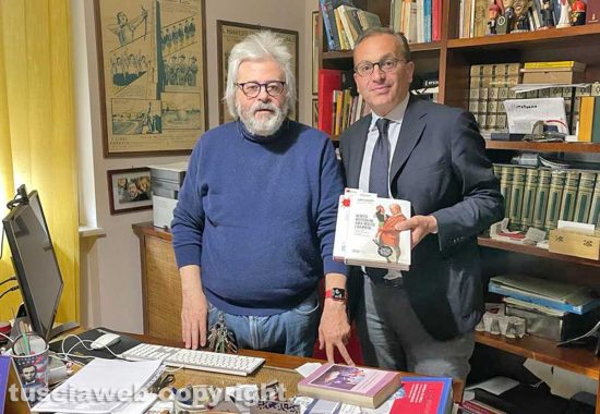Il sindaco di Bolsena Paolo Dottarelli nella redazione di Tusciaweb col direttore Carlo Galeotti