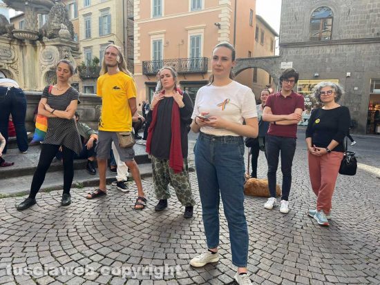 Viterbo - La manifestazione di Arcigay a piazza delle Erbe 