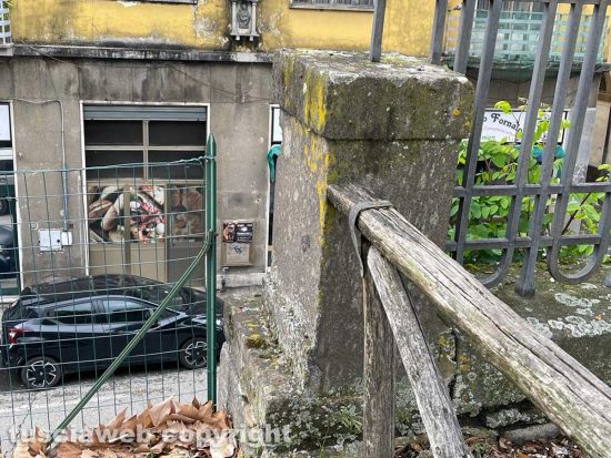 Pratogiardino Lucio Battisti abbandonato - Uno dei punti in cui si rischia di cadere su via della Palazzina