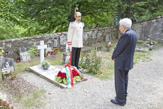 Sergio Mattarella sulla lapide di Don Milani