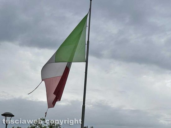 Pratogiardino Lucio Battisti abbandonato - La bandiera italiana sbrindellata