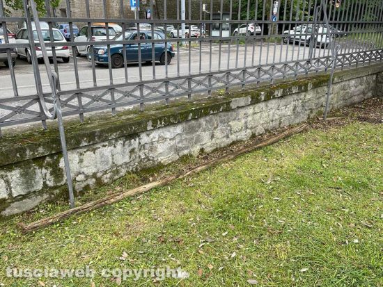 Pratogiardino Lucio Battisti abbandonato - Un pezzo di legno in bella vista sulla cancellata esterna