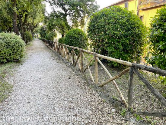 Pratogiardino Lucio Battisti - La staccionata ripristinata con legna nuova