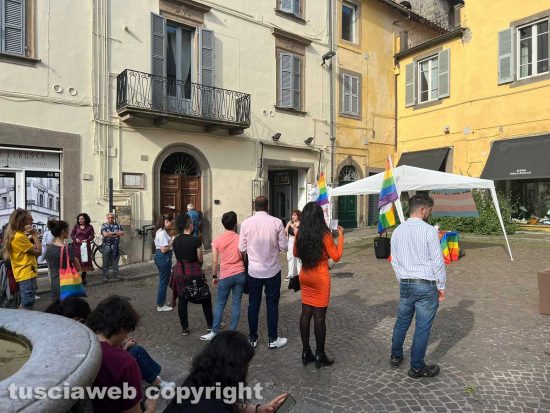 Viterbo - La manifestazione di Arcigay a piazza delle Erbe 