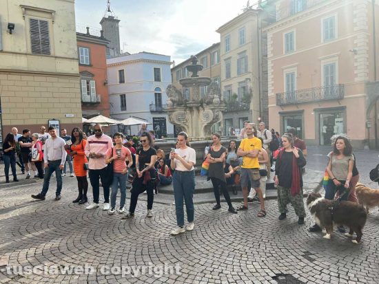 Viterbo - La manifestazione di Arcigay a piazza delle Erbe 