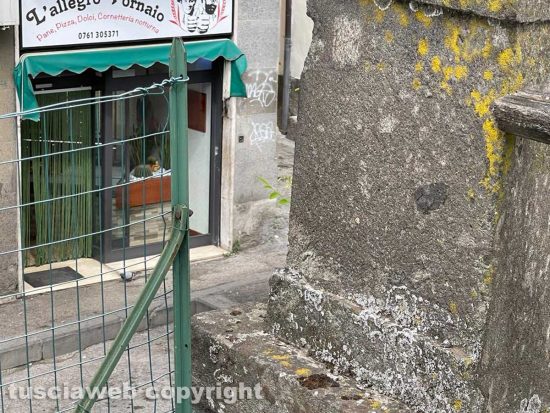 Pratogiardino Lucio Battisti tra lordure, schifezze e pericoli - Un altro punto senza rete in cui si può cadere su via Palazzina