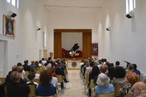 Tarquinia - Il Lions club dona pianoforte "Gebrüder Stingl" all'oratorio Santa Croce