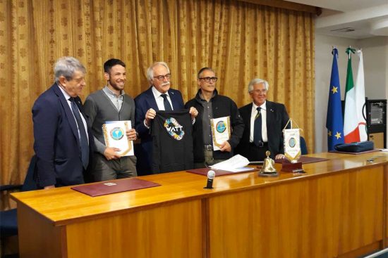 Sport - La consegna del gagliardetto alla Zerowatt sport