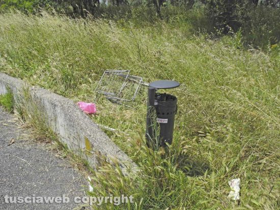 Erbacce e sporcizia a Ponte dell'Elce