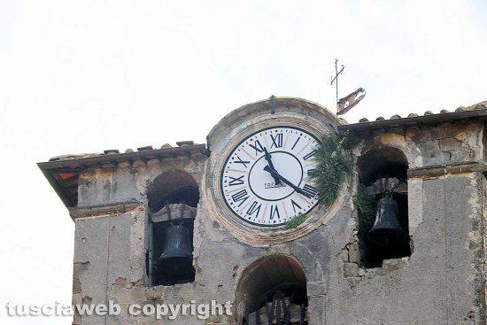 Viterbo - Il campanile della chiesa di San Sisto con l'orologio coperto dall'erba 