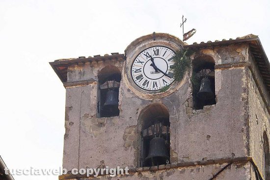 Viterbo - Il campanile della chiesa di San Sisto con l'orologio coperto dall'erba 