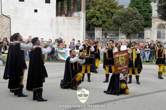 Lucca - Parata storica della Lega italiana, terzo posto e Sbandieratrici e i musici città di Viterbo